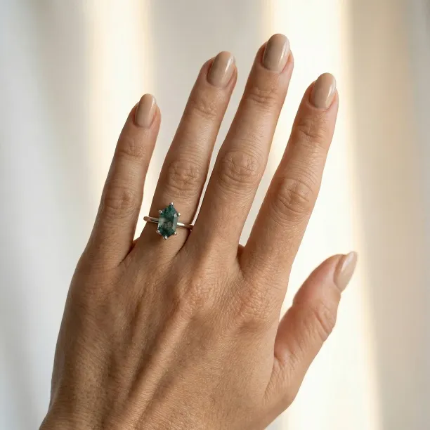 Zlatý prsten s mechovým achátem ve tvaru šestihranu KLERA Image