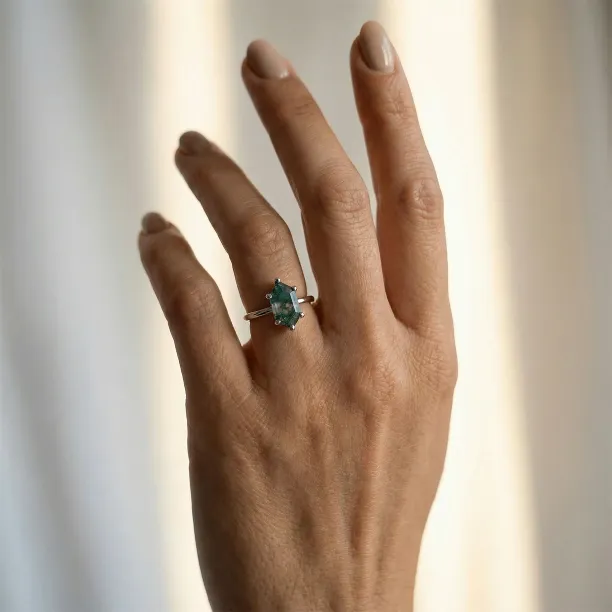 Zlatý prsten s mechovým achátem ve tvaru šestihranu KLERA Image