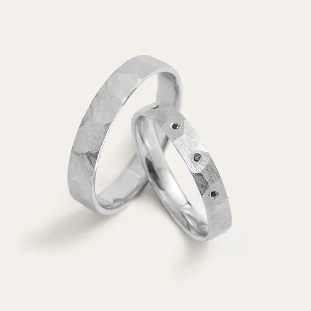 Hammered white gold wedding rings with black diamonds MILANO  Image