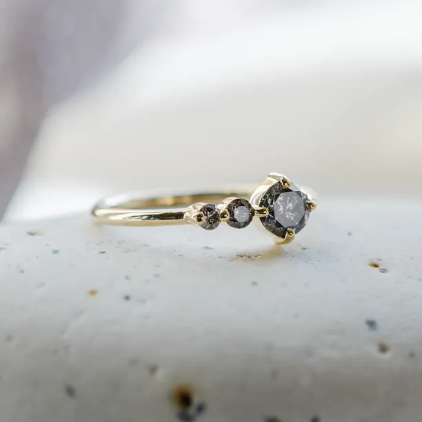 Zlatý prsten se salt and pepper diamantem SUE  Image