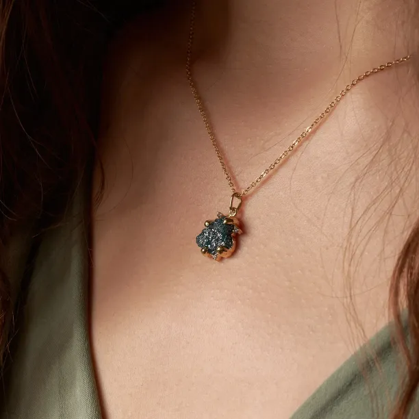 Přívěsek se surovým diamantem LAURA Image