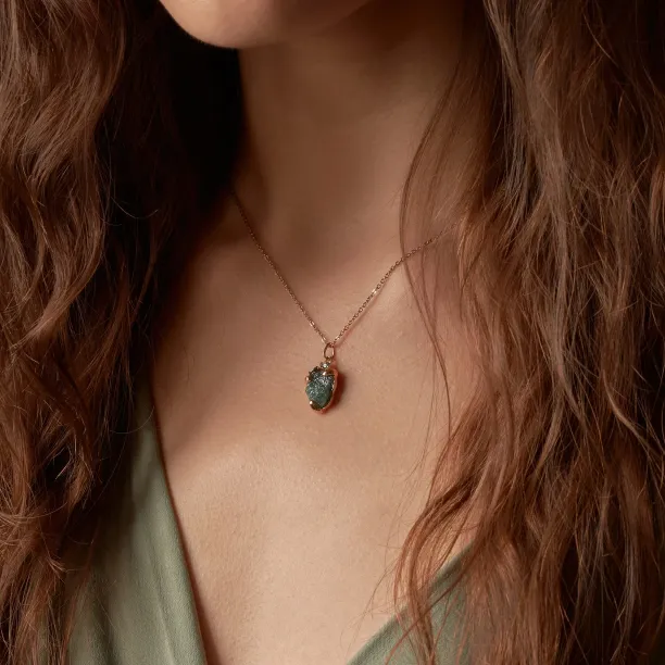 Přívěsek se surovým diamantem LAURA Image