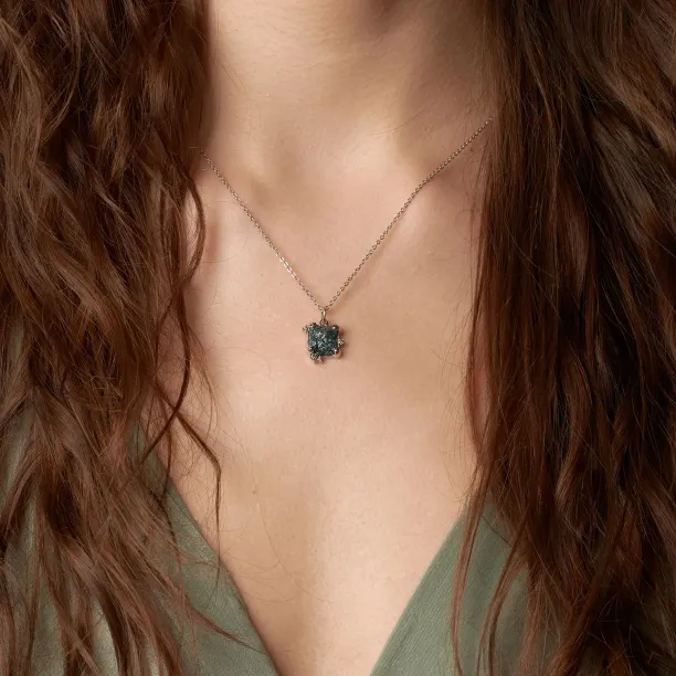 Přívěsek se surovým diamantem LAURA Image