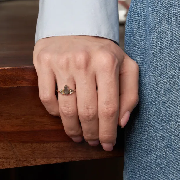Netradiční prsten s diamanty salt'n'pepper MANSUETO Image