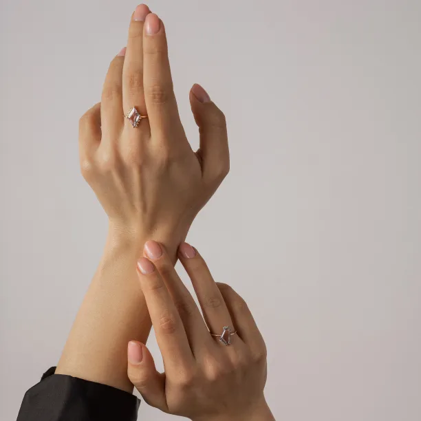 Gold ring with natural violet sapphire MONA Image