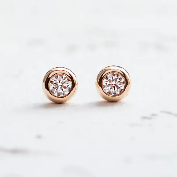 Zlaté náušnice s lab-grown diamanty v bezel stylu BRESCIA Image