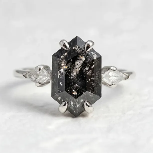 Zásnubní prsten s hexagon salt´n´pepper diamantem CARLO Image