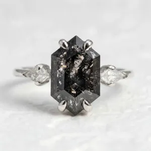 Zásnubní prsten s hexagon salt´n´pepper diamantem CARLO Thumbnail