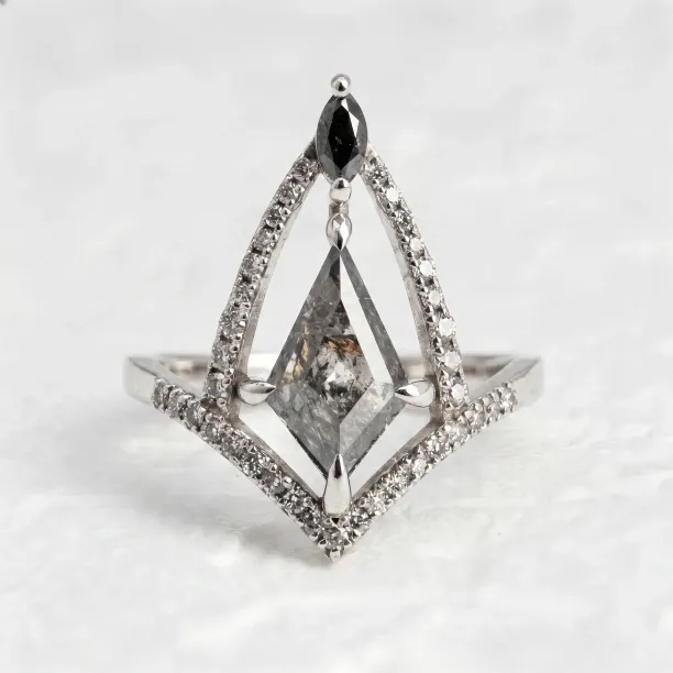 Extravagantní prsten se salt'n'pepper diamanty CATHEDRAL Image