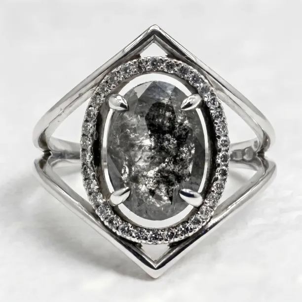 Zlatý luxusní prsten se salt and pepper diamantem a bočními diamanty MARGHERITA Image
