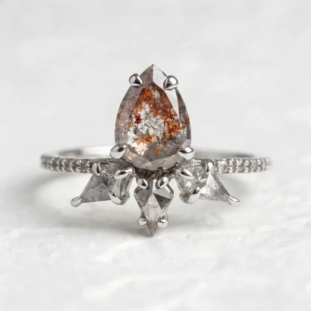 Originální zlatý prsten se salt'n'pepper diamanty CROWNIAS Image