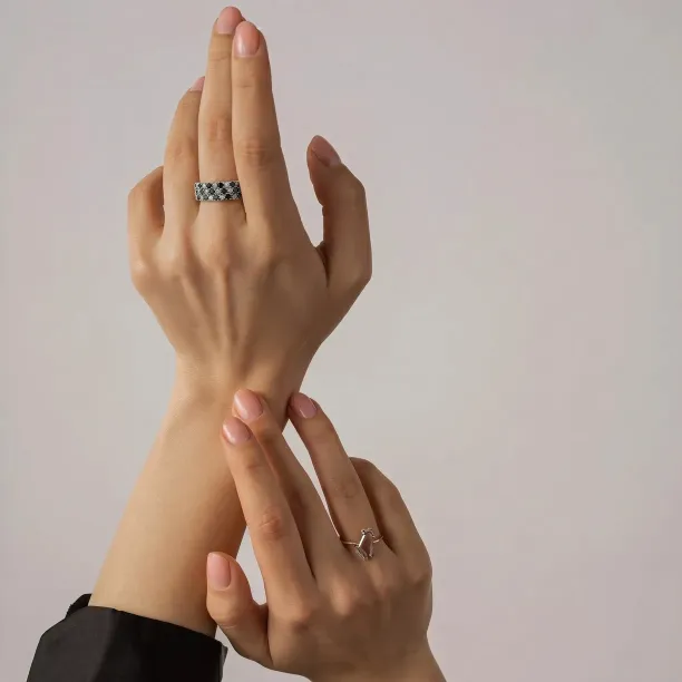 Snubní prsten s černými a bílými diamanty AYLIN Image