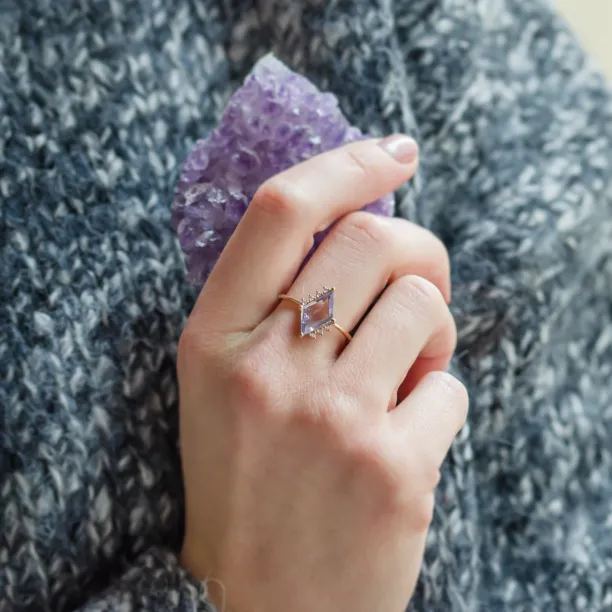 Gold ring with natural violet sapphire MONA Image