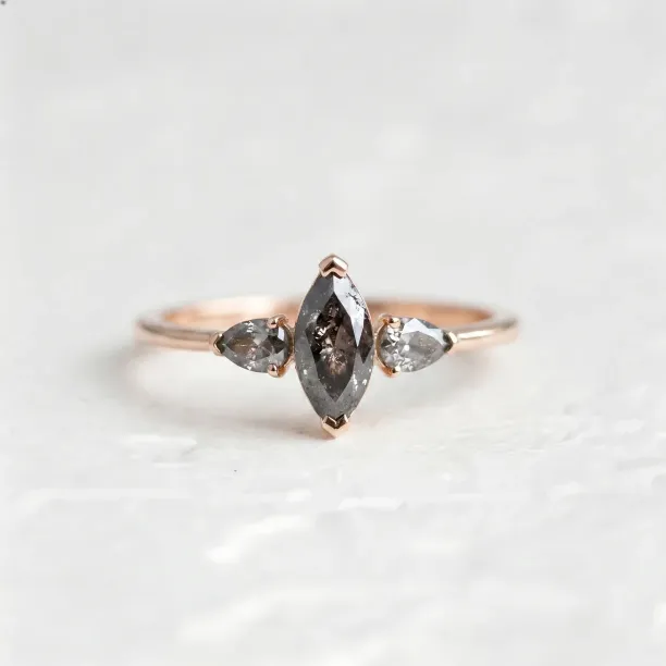 Netradiční zásnubní prsten ve vintage stylu se salt and pepper diamanty RHEA Image