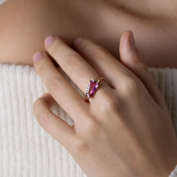 Gold ring with sapphire and diamonds TARA Image