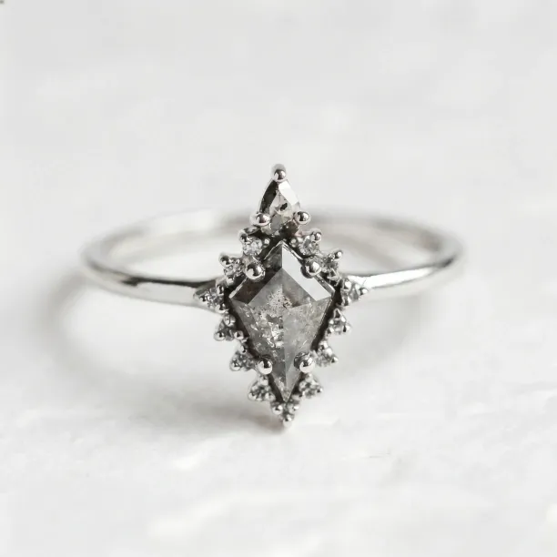 Halo netradiční prsten se salt'n'pepper diamanty DOMIZIO Image