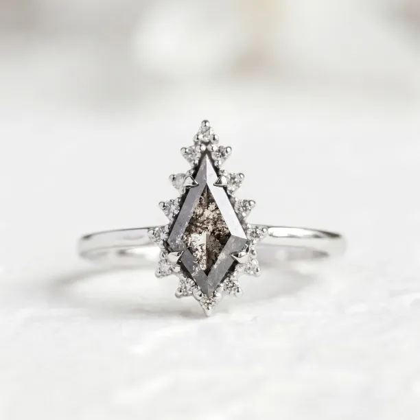 Zlatý cluster prsten se salt'n'pepper diamanty DOMIZOS Image