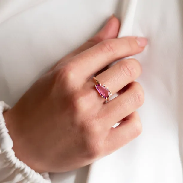 Gold ring with sapphire and diamonds TARA Image