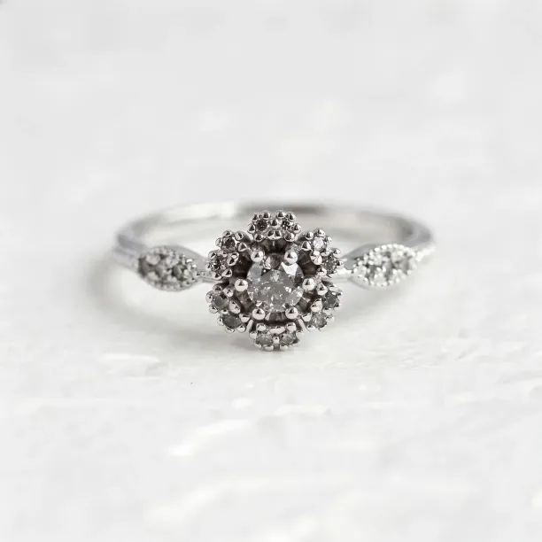 Zásnubní prsten s halo salt'n'pepper diamanty CALIMERO Image