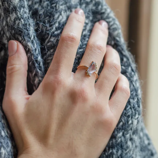 Gold ring with natural sapphire in violet colour SUZANNE Image