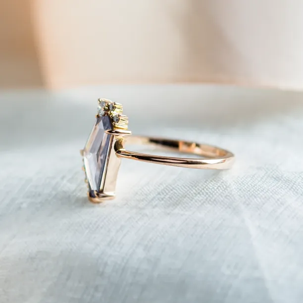 Gold ring with natural sapphire in violet colour SUZANNE Image