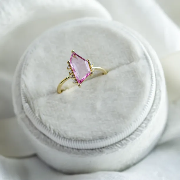 Gold ring with pink sapphire in asymmetric shape ROSALIE Image