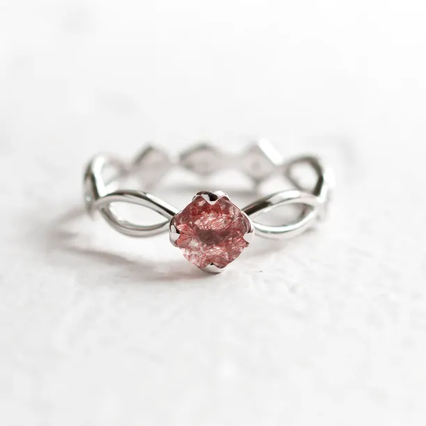 Solid gold Irish knot ring for women with strawberry quartz QUEENLY Image
