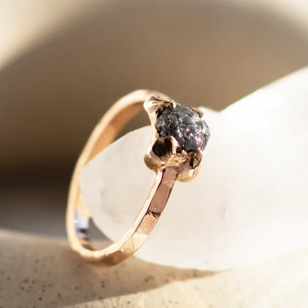 Gold ring with raw diamond VITA Image