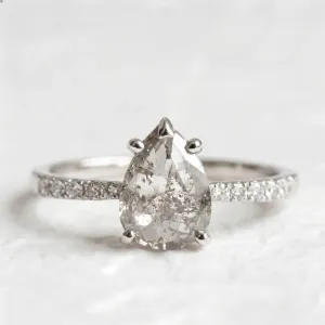 Gold vintage ring with salt and pepper diamond FERGAL