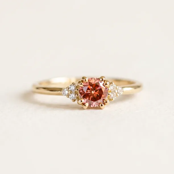 Zlatý prsten s růžovým lab grown diamantem a přírodními diamanty MONNYX Image