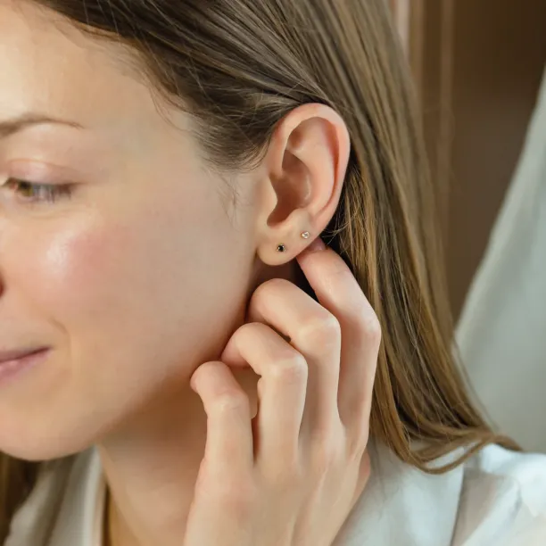 Zlaté minimalistické náušnice s černými diamanty CHARNA Image