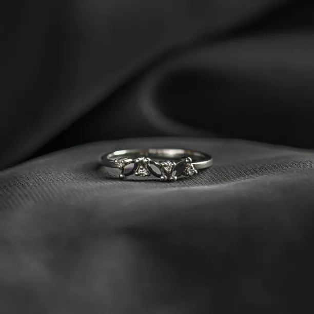 Zlatý prsten s markýz černými a klasickými diamanty VALLO Image