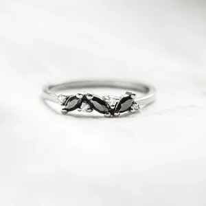 Zlatý prsten s markýz černými a klasickými diamanty VALLO