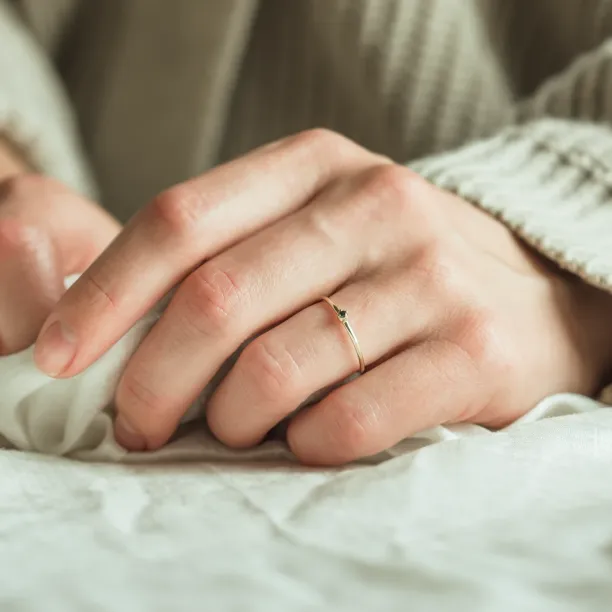 Zlatý minimalistický prsten s černým diamantem BRUNO Image