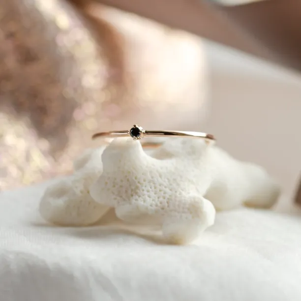 Zlatý minimalistický prsten s černým diamantem BRUNO Image