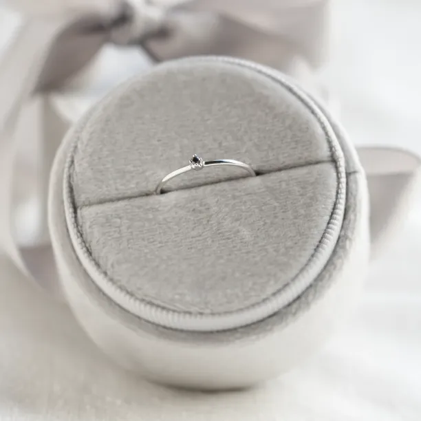 Zlatý minimalistický prsten s černým diamantem BRUNO Image