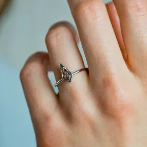 Netradiční prsten s kite salt and pepper diamantem PISTE