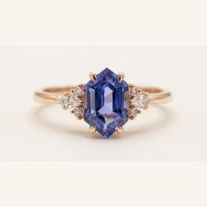 Prsten s hexagonálním tanzanitem a diamanty ELARA