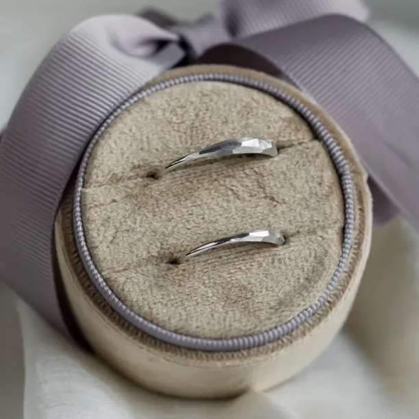 Nepravidelné tepané snubní prsteny OSAKA Image