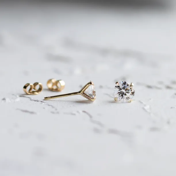 Minimalist moissanite earrings LUMIAN Image
