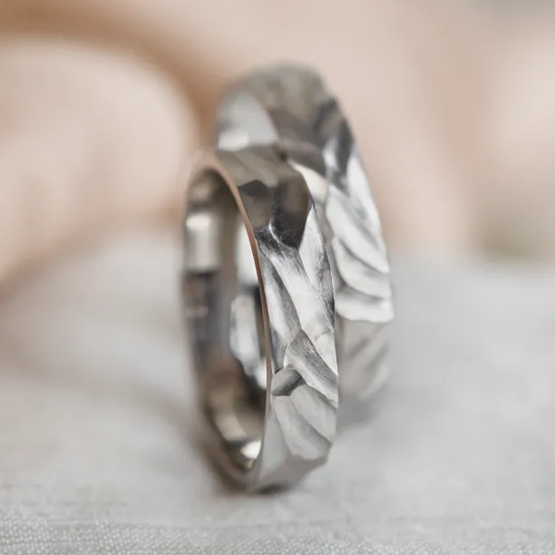 Gold engraved wedding rings ROCCIA Image