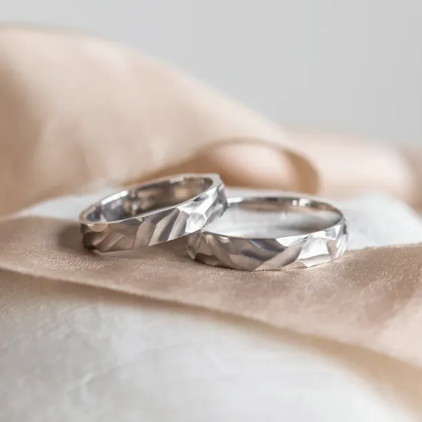 Gold engraved wedding rings ROCCIA Image