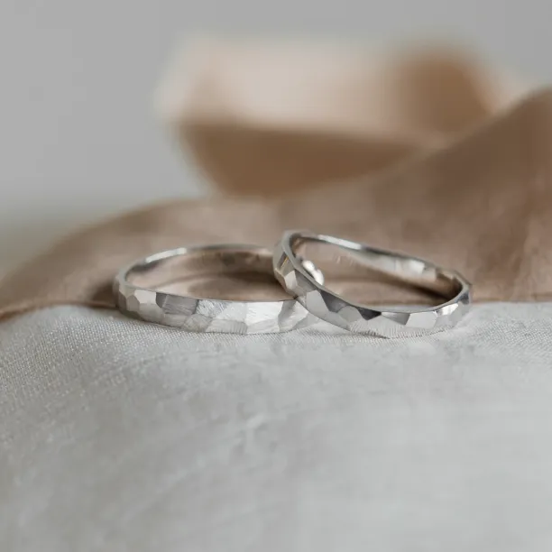 Original wedding rings with hammered surface BEAT Image