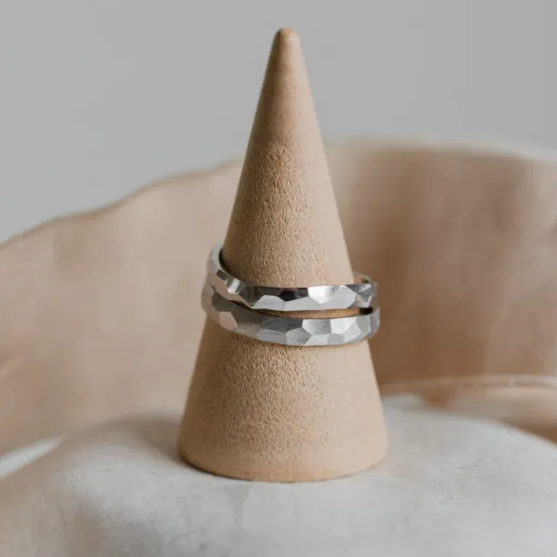 Original wedding rings with hammered surface BEAT Image