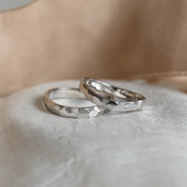 Original wedding rings with hammered surface BEAT Image