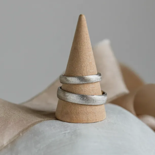 Matné snubní prsteny s florentským povrchem CALCOLO Image