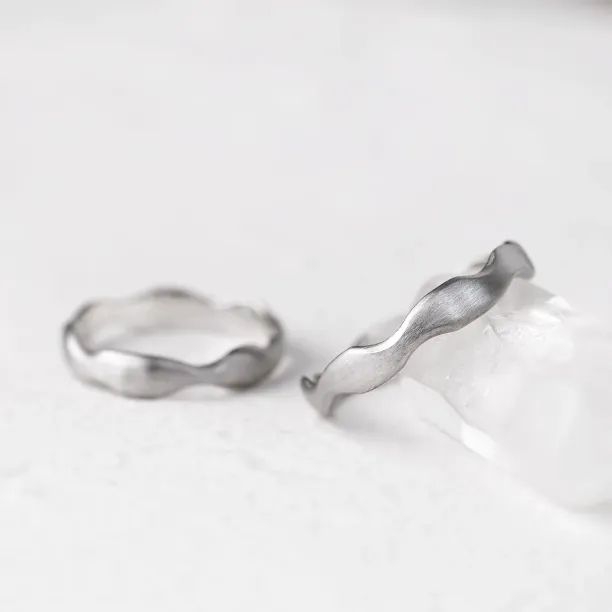 Unusual wedding rings in curved shape GOCCIO Image