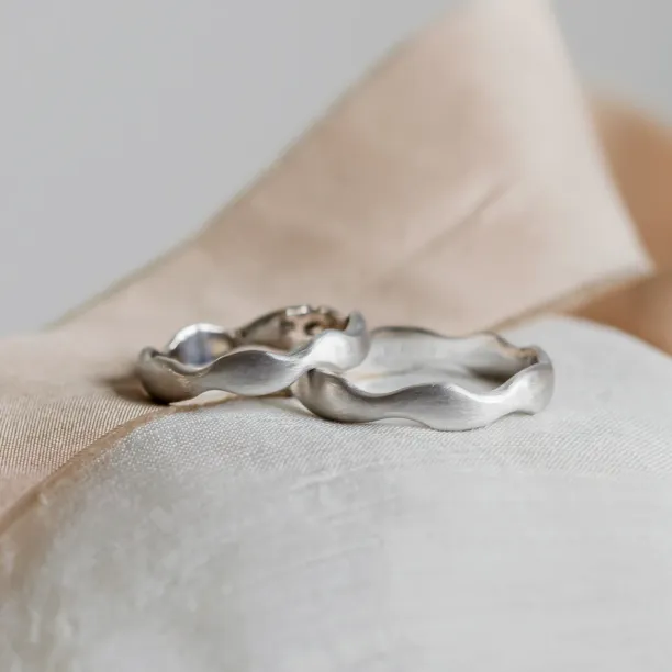 Unusual wedding rings in curved shape GOCCIO Image