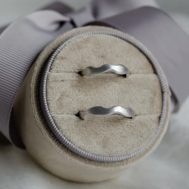 Unusual wedding rings in curved shape GOCCIO Image