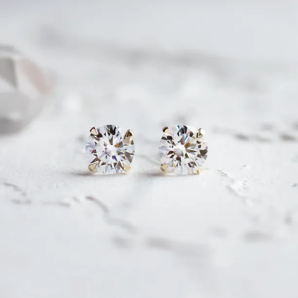 Minimalist moissanite earrings LUMIAN Image